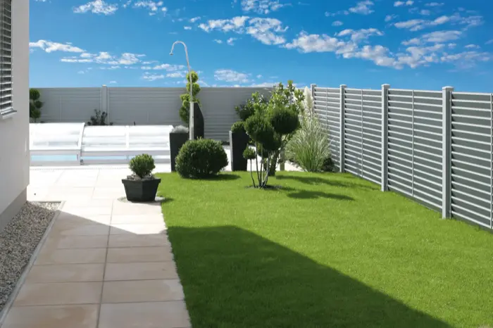 Blickdichter Aluminium-Sichtschutzzaun in Anthrazit am Garten