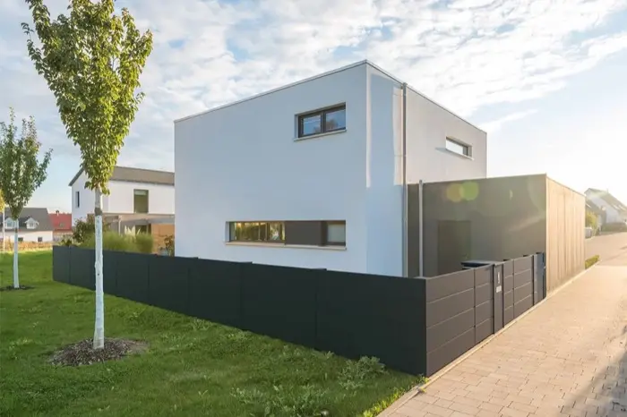 Blickdichter Aluminium-Sichtschutzzaun in Anthrazit an einem Neubau