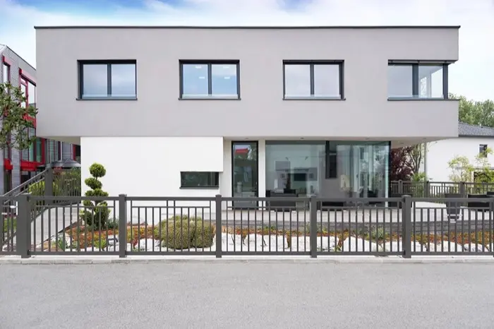 Aluminium-Stabzaun in Anthrazit vor einem modernen Wohnhaus
